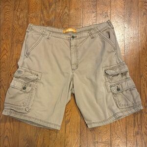 Lee Dungarees Men's Size 40 Khaki Beige 10" inseam Cargo Shorts